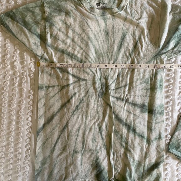 Amber Richele Green Tie Dye Crewneck Tee & Bike Shorts - Picture 2 of 4